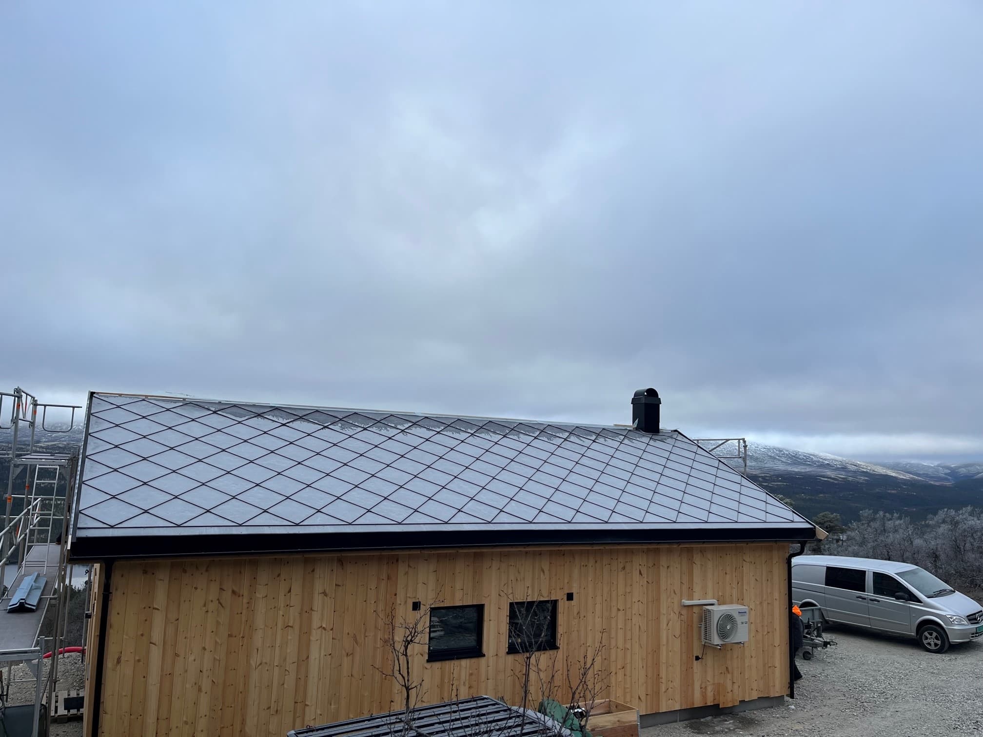 Fjellhytte med trekledning og Solskifer solcelletak