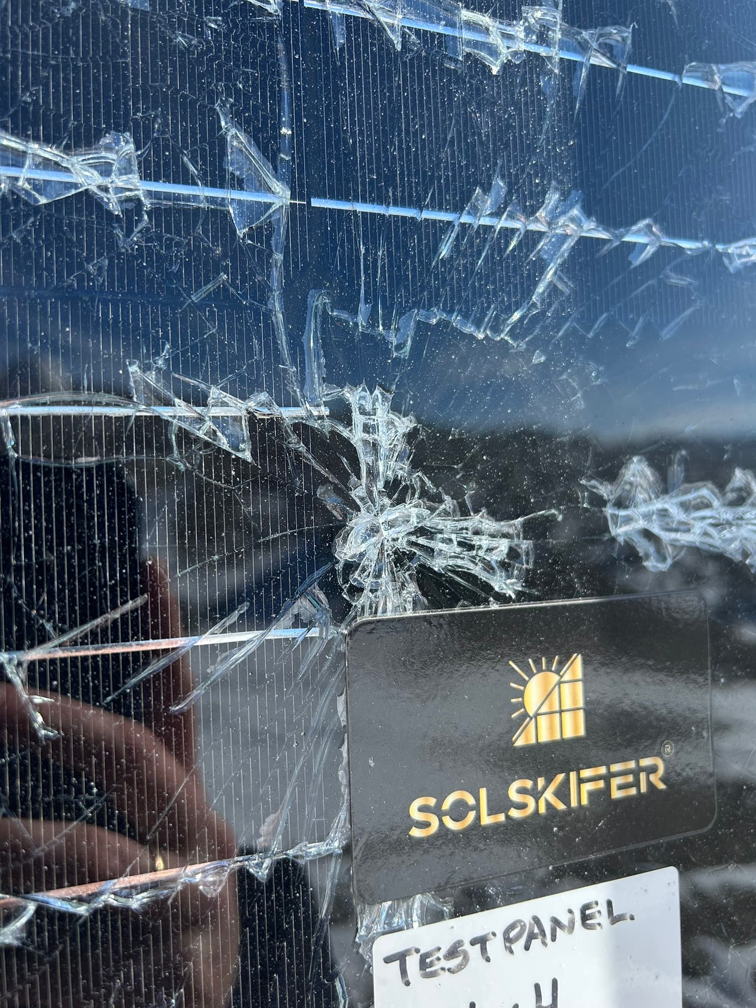 Nærbilde av knust frontglass med Solskifer-merke fra testpanel ved Troll