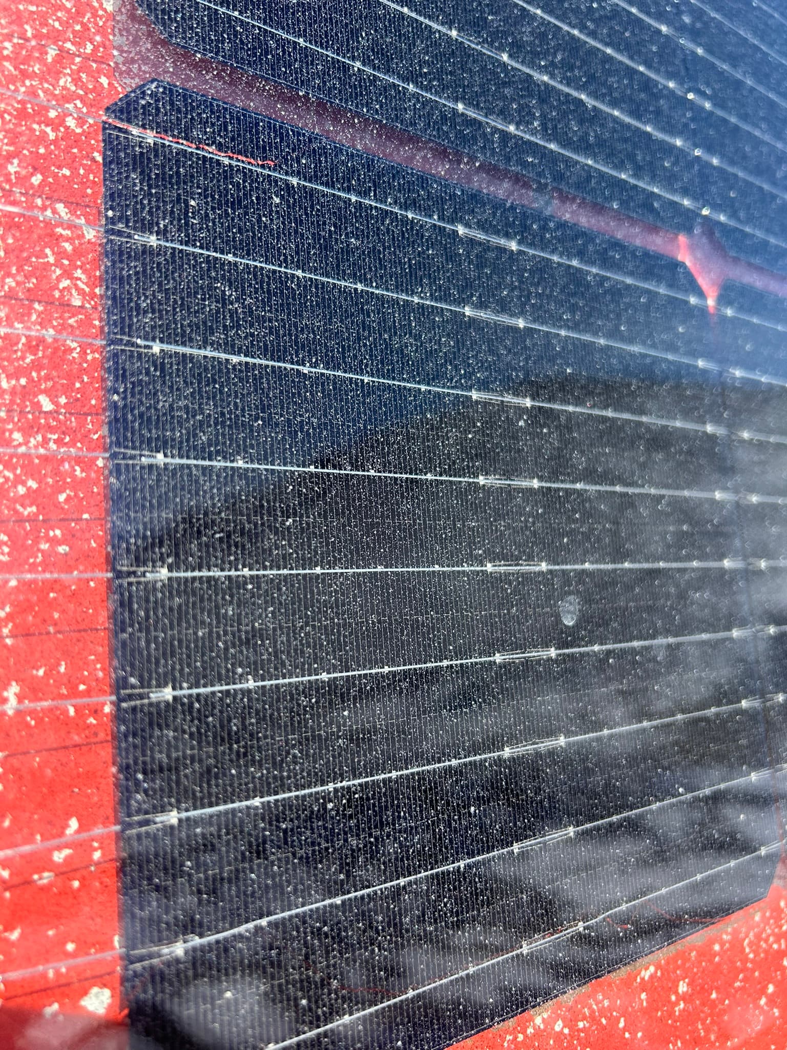 Nærbilde av celletekstur og frontglass på Solskifer-modul