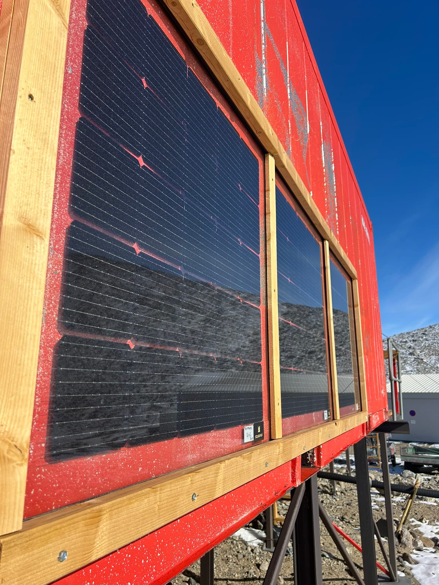 Solskifer testpaneler montert i en eksponert testrigg i et åpent fjellmiljø