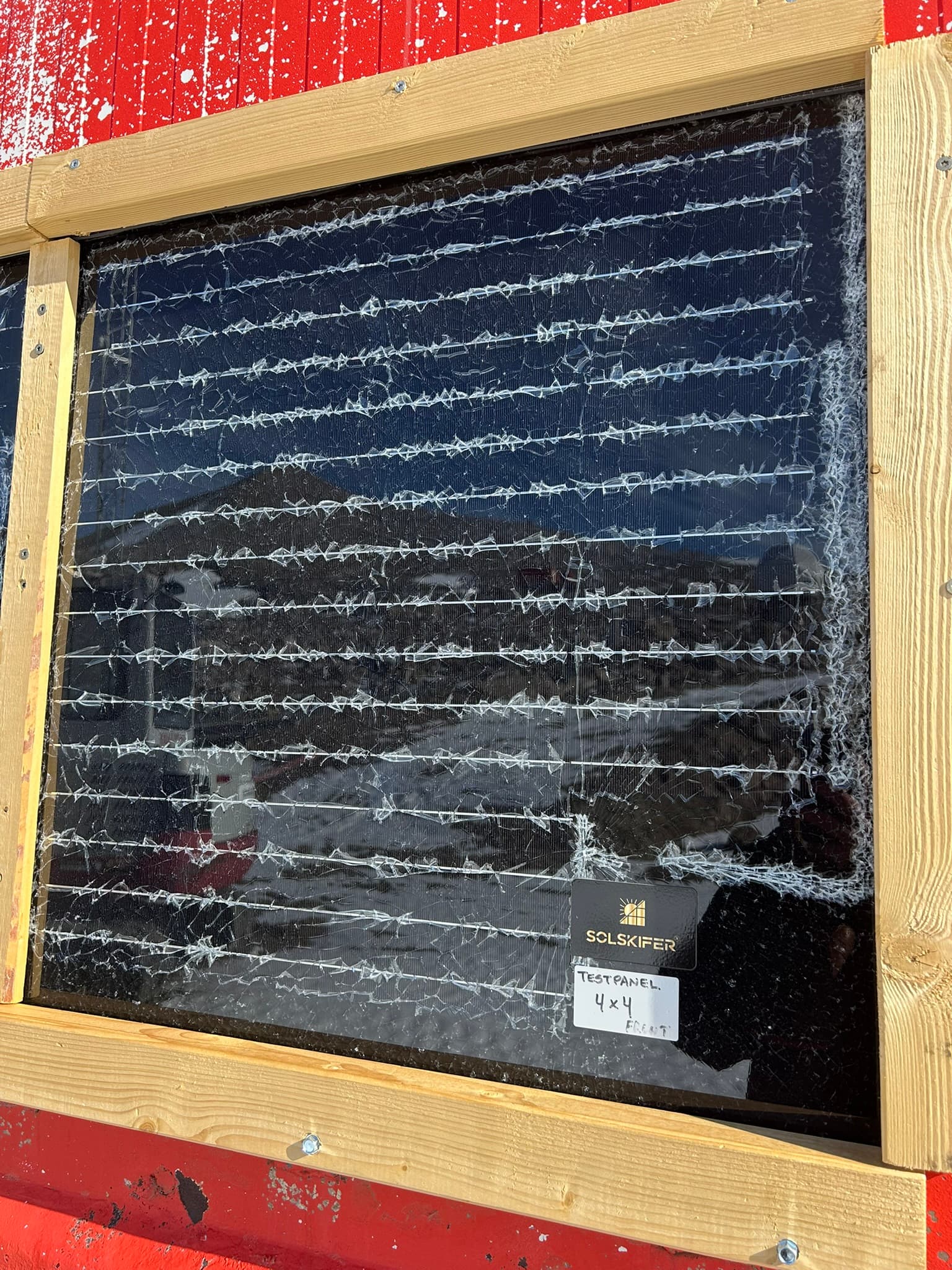 Testpanel med knust frontglass montert i testrigg, merket Solskifer Testpanel 4×4